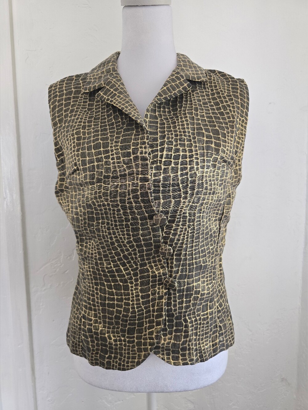 Vintage Sleeveless Cropped Button-Front Top in Black and Gold